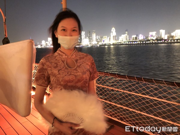▲李小姐在碼頭邊租了一套旗袍，融入《知音號》的演出。（圖／記者魏有德攝）