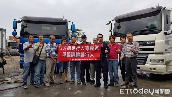 ▲有鑑於大型車輛噸位大、視覺死角多,一旦肇事恐怕傷亡慘重,台南市警學甲警分局長翁誌宏,親自率員拜訪轄內豐磊貨運業者,向大車司機宣導如何防制大車交通事故。(圖/記者林悅翻攝,下同) ▲有鑑於大型車輛噸位大、視覺死角多,一旦肇事恐怕傷亡慘重,台南市警學甲警分局長翁誌宏,親自率員拜訪轄內豐磊貨運業者,向大車司機宣導如何防制大車交通事故。(圖/記者林悅翻攝,下同)