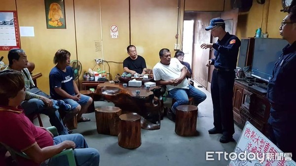 ▲有鑑於大型車輛噸位大、視覺死角多,一旦肇事恐怕傷亡慘重,台南市警學甲警分局長翁誌宏,親自率員拜訪轄內豐磊貨運業者,向大車司機宣導如何防制大車交通事故。(圖/記者林悅翻攝,下同) ▲有鑑於大型車輛噸位大、視覺死角多,一旦肇事恐怕傷亡慘重,台南市警學甲警分局長翁誌宏,親自率員拜訪轄內豐磊貨運業者,向大車司機宣導如何防制大車交通事故。(圖/記者林悅翻攝,下同)