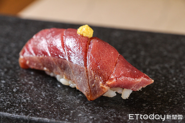 ▲每人平均可以吃到3隻　壽司芳推出季節限定大閘蟹菜單。（圖／記者黃士原攝）