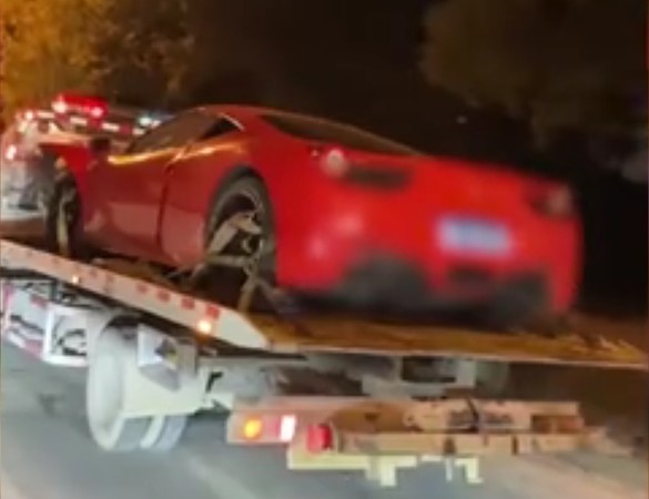 ▲大陸一架法拉利撞上小飛機。(圖/翻攝自燃新聞,下同) ▲大陸一架法拉利撞上小飛機。(圖/翻攝自燃新聞,下同)