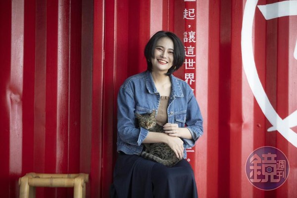 賴品妤養貓10年，是資深貓奴，在拍照的咖啡店遇到店貓，熟練地模仿貓叫聲叫喚貓咪。