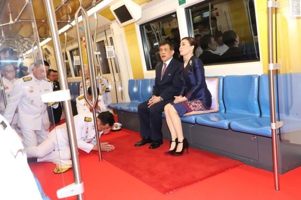 ▲▼泰王跟皇后搭乘地鐵。（圖／翻攝自 khaosod Oline）