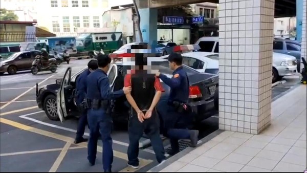 警方訊後依傷害、恐嚇、妨害自由及妨害性自主等罪,將李姓水電工移送新北地檢偵辦。(翻攝畫面)