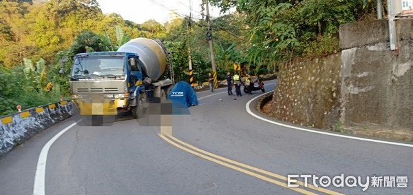▲▼台中太平區一輛機車與預拌水泥車發生碰撞,洪姓騎士當場遭輾斃。(圖/記者李忠憲翻攝) ▲▼台中太平區一輛機車與預拌水泥車發生碰撞,洪姓騎士當場遭輾斃。(圖/記者李忠憲翻攝)