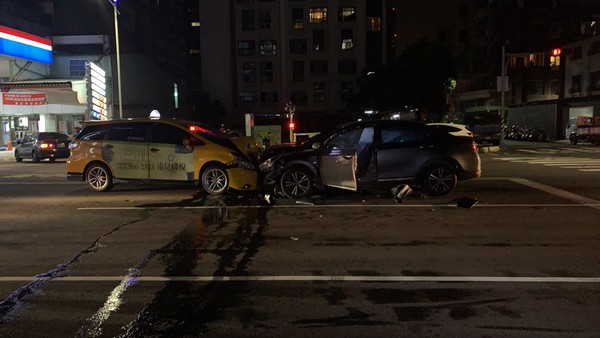 ▲▼  女子醉後逆向撞上計程車           。（圖／記者黃子倩翻攝）