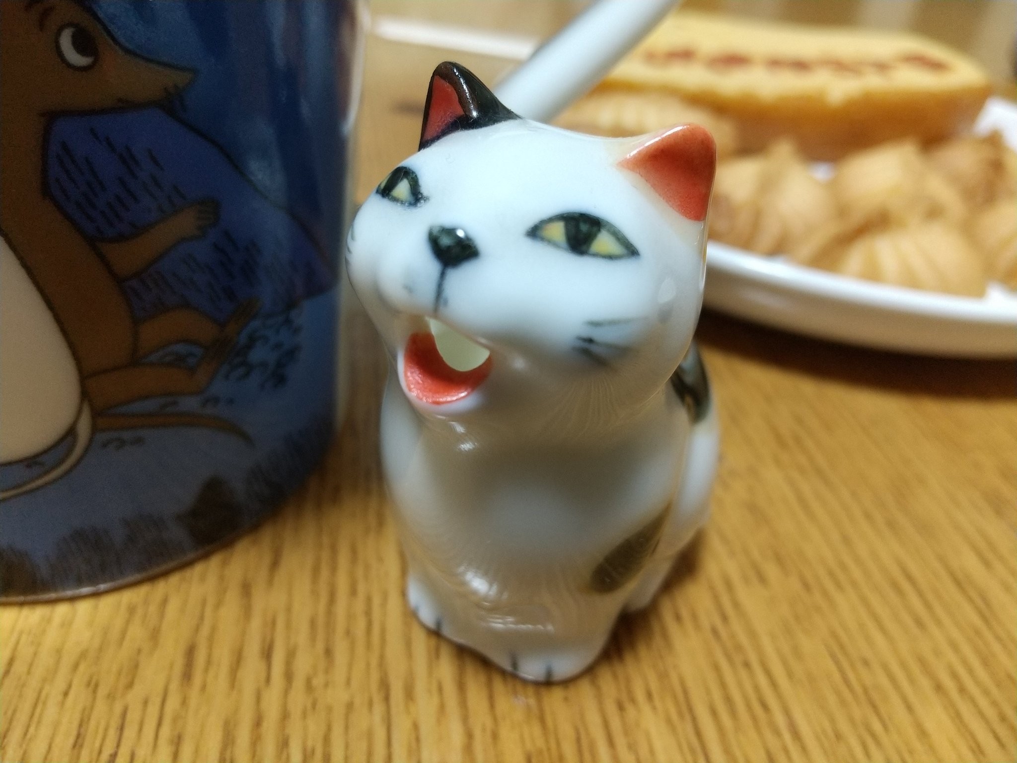 ▲貓咪奶精瓶倒入咖菲後看起來像「嘔吐物」。（圖／翻攝自推特／@jctakashi）