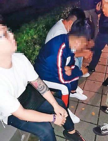 台北市大安區的保護傘餐廳10月中遭潑糞，警方隔天逮捕4嫌、發布新聞。（「獨眼新聞」臉書粉專提供）