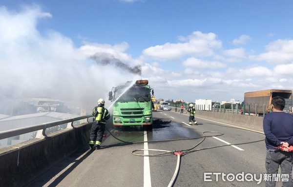 ▲一輛大卡車24日行經台66線平鎮段往大溪區，後方裝載廢棄電纜突然起火燃燒，消防人員灌救中。（圖／記者沈繼昌翻攝）