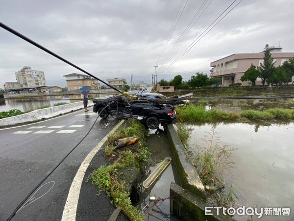 ▲▼銀、黑2車，24日在宜蘭礁溪一農路十字路口狹路相逢後，釀2傷及電桿路燈斷。（圖／記者游芳男翻攝，下同）