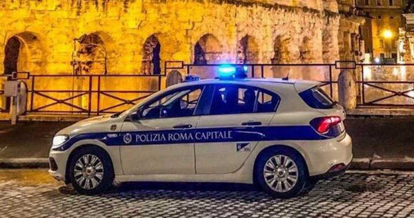 羅馬一對警察夫婦藉夜間巡邏之際，竟相揪開著警車到無人空地「車震」。（圖／翻攝羅馬市政警局推特@PLRomaCapitale）