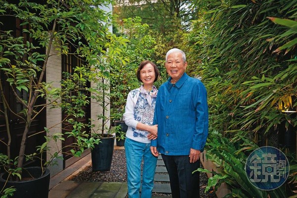 何壽川（左）、張杏如（右）在山海樓餐廳接受本刊訪問，展現2人鶼鰈情深的一面。