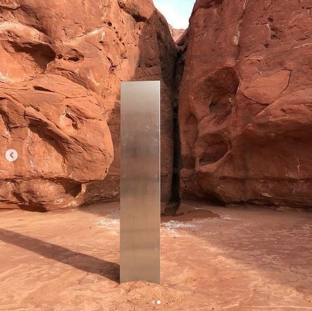 美國猶他州一處沙漠中驚見一塊看起來非自然形成的石碑。（翻攝猶他州公共安全局Instagram）
