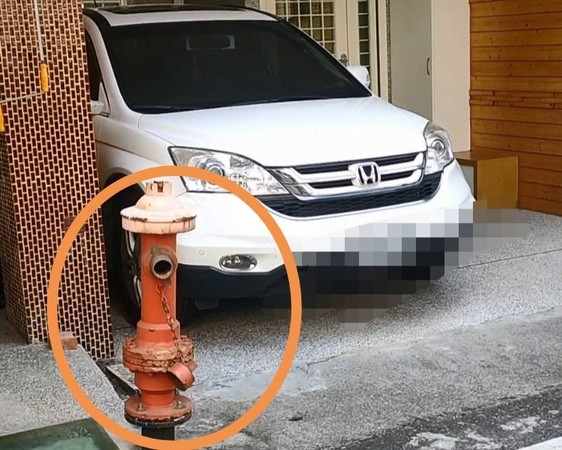 ▲住戶自家門前有消防栓被檢舉違停。（圖／民眾提供）