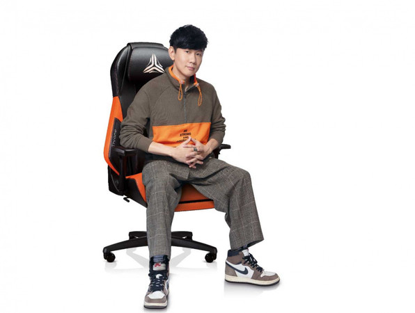 JJ林俊傑是Team SMG電競戰隊創始人，此次受邀擔任電競按摩椅代言人。（圖／業者提供）