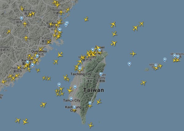 台灣海峽上空「今天很熱鬧」(圖/翻攝flightradar24) 台灣海峽上空「今天很熱鬧」(圖/翻攝flightradar24)