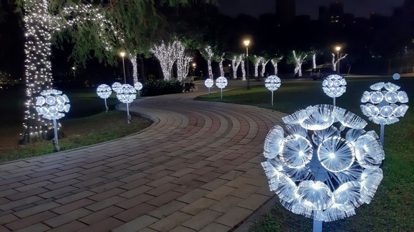 ▲「台北最High新年城-2021跨年活動」7大藝術裝置將於28日起點燈，其中，大湖公園內一座直徑5公尺的漂浮式「青青草原」十分吸睛。（圖／觀傳局提供）