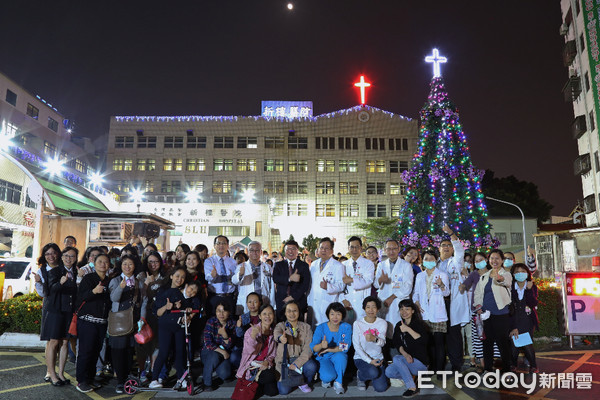 ▲基督教醫院台南新樓醫院27日晚上，在馬雅各醫師紀念銅像前方花園，舉行「救主聖誕點燈感恩禮拜」，為今年的聖誕樹綻亮主燈。（圖／記者林悅攝，下同）