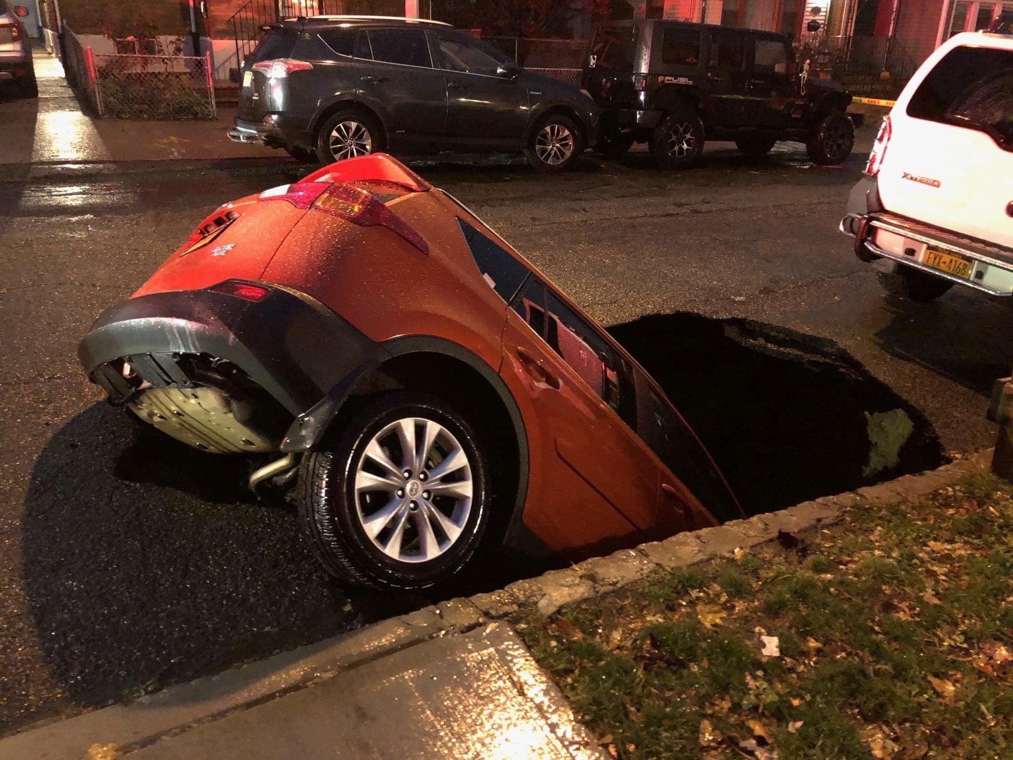 ▲休旅車停路邊卻被馬路吞噬。（圖／翻攝自推特／@BobHoldenNYC）