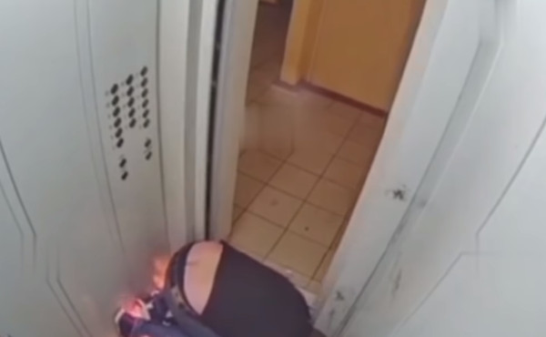 ▲▼俄羅斯男子電梯玩火燒到左手焦黑。（圖／翻攝自YouTube／Vlad Orza）