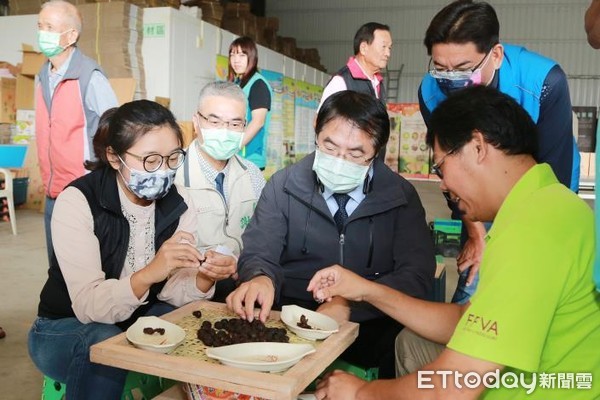 ▲台南市長黃偉哲上午與「番社蔬果聯盟」的青農們交流座談，力推東山農特產品絕對是必買台南伴手好物。（圖／記者林悅翻攝，下同）