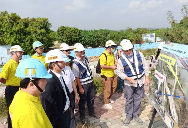 ▲▼ 水利署長賴建信視察高屏溪大泉浮流水工程            。（圖／翻攝經濟部官網）