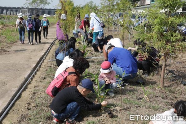 ▲「台灣原生植物植樹活動」，在台灣蘭花生物科技園區第四期滯洪池舉辦，黃偉哲市長請大家保育台灣原生植物。（圖／記者林悅翻攝，下同）