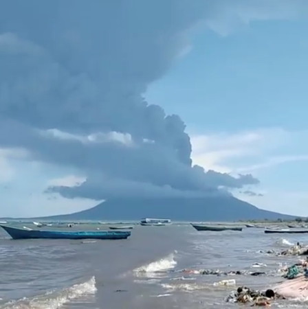 ▲▼伊里火山爆發後仍持續威脅附近區域。（圖／路透）