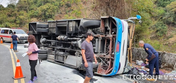 ▲▼南投奧萬大遊覽車翻覆。（圖／民眾提供）