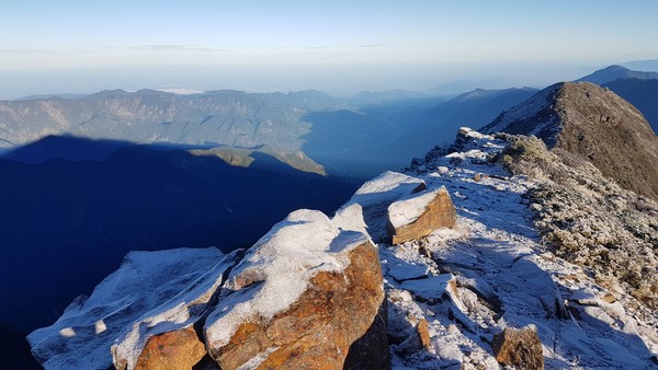 ▲▼玉山下雪,玉山降雪,玉山雪景,下雪,雪景,高山下雪,高山雪景。（圖／氣象局提供）