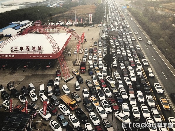 ▲武漢封城前，高速公路擠滿出城車輛。（圖／記者魏有德攝）