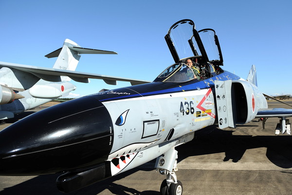 ▲▼日本首相菅義偉登上F-4幽靈II戰鬥機。（圖／路透社）