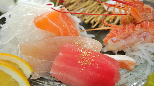▲瑞芳金瓜石限定「金箔生魚片」 1日起來店消費打折再送小菜。（圖／朱志成提供）