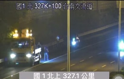 ▲有網友在網路社群媒體PO文「國道一號北向台南交流道路段，拖吊車輛倒車」，影像中鵲1部拖吊車倒車約一、二百公尺，引起熱議。（圖／翻攝臉書快樂運轉手）