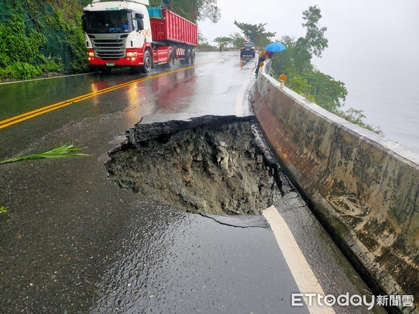 ▲▼大雨下不停宜蘭再傳災情，1日下午舊蘇花武塔段路基淘空搶修中。（圖／記者游芳男翻攝，下同）