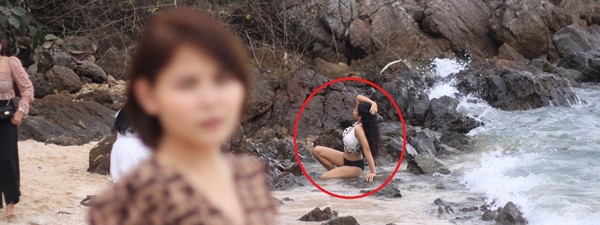 ▲▼泰國男子幫女友拍照卻只對焦後方的「爆乳比基尼妹」。（圖／翻攝自Facebook／Jakapong Thongdee）