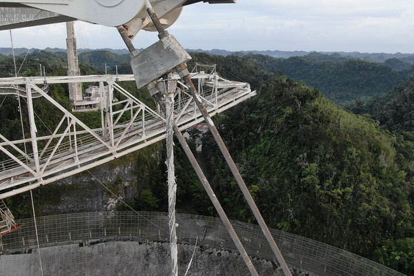 ▲▼波多黎各的阿雷西博天文台（Arecibo Observatory）是世界最大的天文望遠鏡之一。（圖／路透）