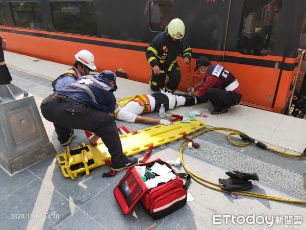 ▲台鐵火車站發生工作人員遭車廂夾傷事件。            。（圖／民眾提供）