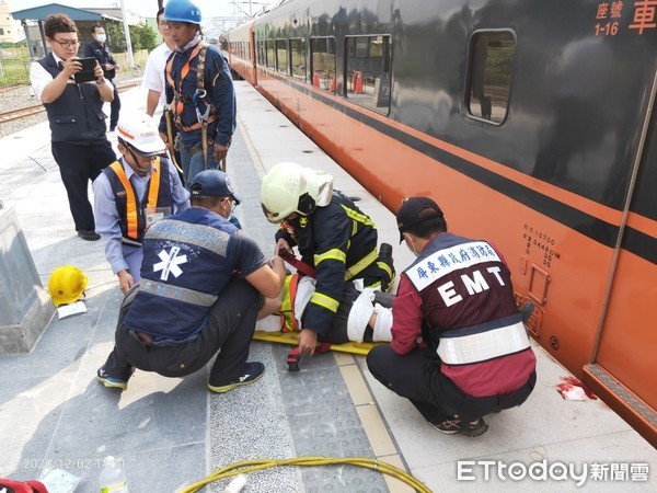 ▲台鐵火車站發生工作人員遭車廂夾傷事件。            。（圖／民眾提供）