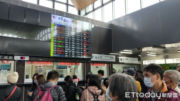 ▲▼台鐵花蓮站擠滿旅客等候退票。（圖／記者賴文萱攝）