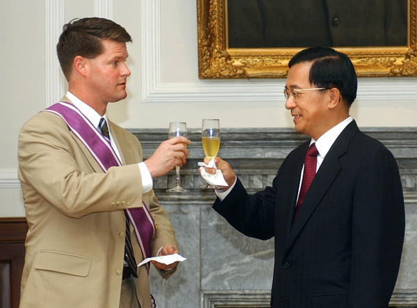 ▲▼薛瑞福曾於2005年7月在台北總統府會晤時任台灣總統陳水扁，並推動軍購。（圖／達志影像／美聯社）