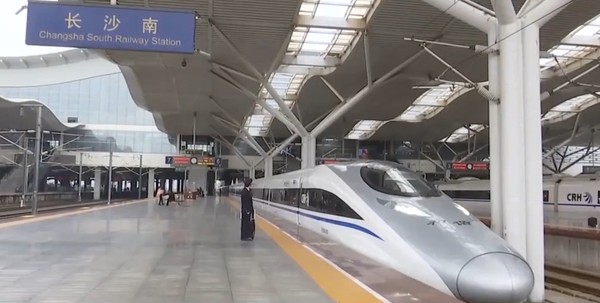 ▲一名清潔婦人撿到鑽戒歸還,還是被公司罰款。(圖/翻攝湖南都市) ▲一名清潔婦人撿到鑽戒歸還,還是被公司罰款。(圖/翻攝湖南都市)