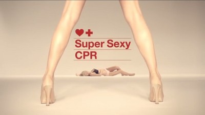 西班牙正妹示範CPR，我願意因此昏倒
