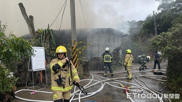 ▲台北市北投區復興三路8日一棟鐵皮屋起火。(圖/記者黃彥傑翻攝) ▲台北市北投區復興三路8日一棟鐵皮屋起火。(圖/記者黃彥傑翻攝)