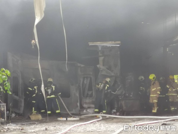 ▲▼北投汽修廠火警 。(圖/記者黃彥傑攝) ▲▼北投汽修廠火警 。(圖/記者黃彥傑攝)