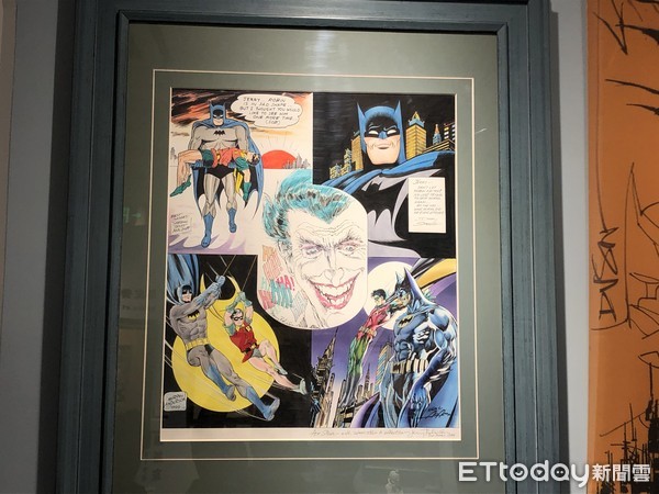 ▲JC動漫館內收藏的五代蝙蝠俠漫畫作者合力繪製出的紀念版手稿。（圖／記者魏有德攝）