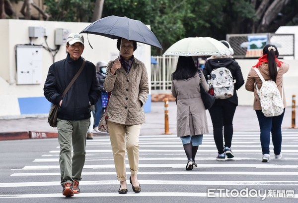 ▲▼下雨,寒流,雨天,天氣,豪大雨,雨傘,撐傘,雷陣雨,梅雨,降雨,冷氣團,行人,冬天,保暖,濕冷,天氣配圖。（圖／記者李毓康攝）