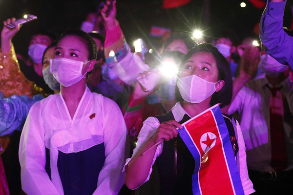 ▲▼北韓少女在平壤國際文化館外看表演。（圖／達志影像／美聯社）