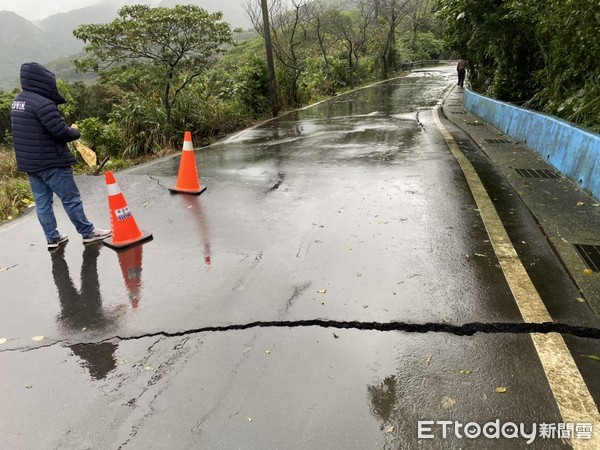 ▲▼新北市石門區北21線約10.5公里處,發生下邊坡滑動情形。(圖/記者郭世賢翻攝) ▲▼新北市石門區北21線約10.5公里處,發生下邊坡滑動情形。(圖/記者郭世賢翻攝)