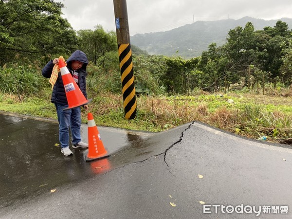 ▲▼新北市石門區北21線約10.5公里處,發生下邊坡滑動情形。(圖/記者郭世賢翻攝) ▲▼新北市石門區北21線約10.5公里處,發生下邊坡滑動情形。(圖/記者郭世賢翻攝)